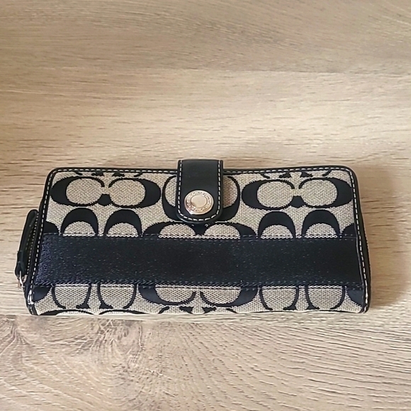 COACH  Beautiful Coach Signature Zippy compact wallet Signature - Picture 2 of 9